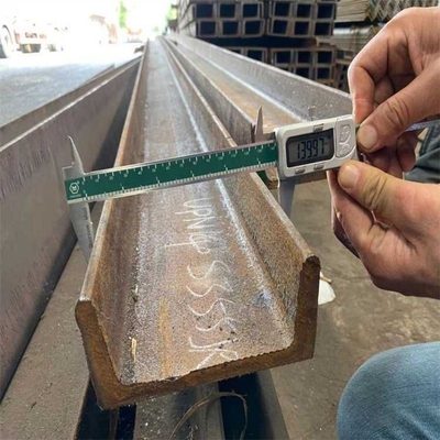 Acier à chaud laminé en acier de canal C S235jr S355jr A36 pour le génie structurel