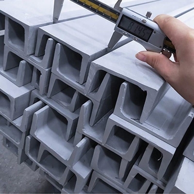 5-12m Longueur de la poutre en U laminée à chaud S275jr S355jr Ss400 St37 St52 Structure en acier galvanisé Q235 Channel Steel personnalisation